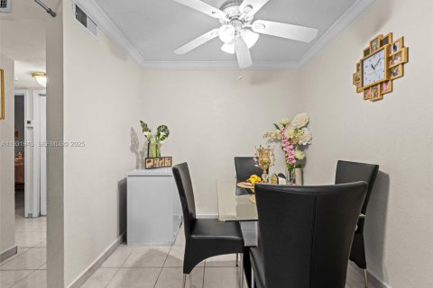 Condo in Hialeah, Florida, 2 bedrooms  № 1990978 - photo 10