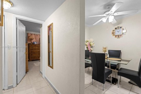 Condo in Hialeah, Florida, 2 bedrooms  № 1990978 - photo 5