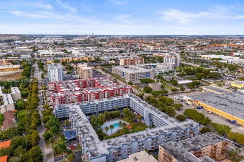 Condo in Hialeah, Florida, 2 bedrooms  № 1990978 - photo 22
