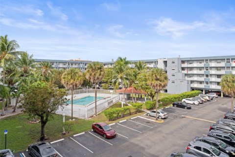 Condo in Hialeah, Florida, 2 bedrooms  № 1990978 - photo 17