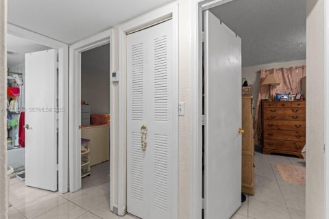 Condo in Hialeah, Florida, 2 bedrooms  № 1990978 - photo 11