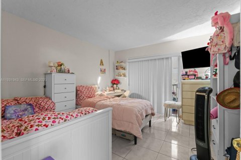 Condo in Hialeah, Florida, 2 bedrooms  № 1990978 - photo 13