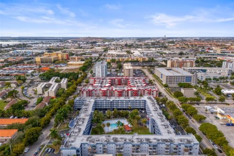 Condo in Hialeah, Florida, 2 bedrooms  № 1990978 - photo 23