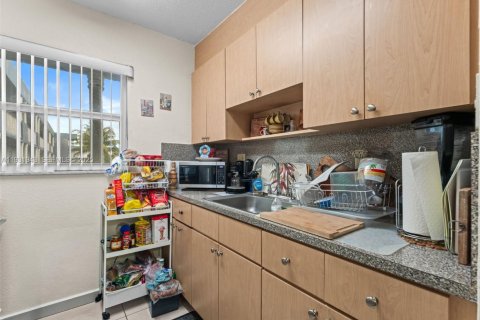 Condo in Hialeah, Florida, 2 bedrooms  № 1990978 - photo 9