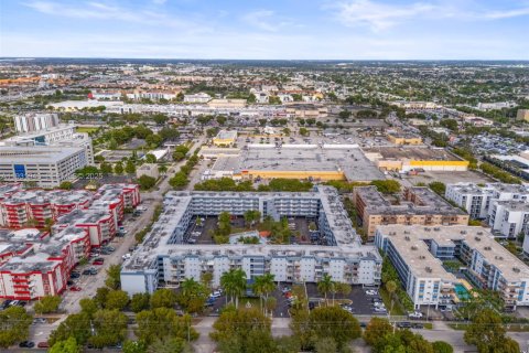 Condo in Hialeah, Florida, 2 bedrooms  № 1990978 - photo 21