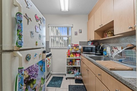 Condo in Hialeah, Florida, 2 bedrooms  № 1990978 - photo 7