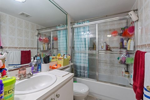 Condo in Hialeah, Florida, 2 bedrooms  № 1990978 - photo 12