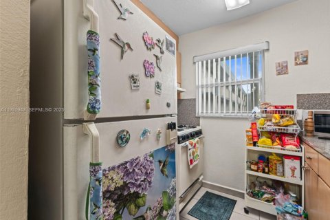 Condo in Hialeah, Florida, 2 bedrooms  № 1990978 - photo 8