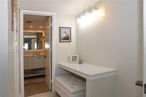 Condo in Saint Petersburg, Florida, 2 bedrooms  № 1916032 - photo 17