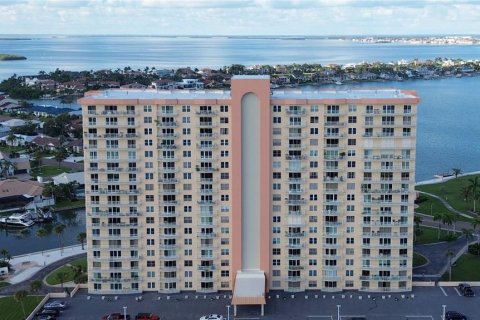 Condo in Saint Petersburg, Florida, 2 bedrooms  № 1916032 - photo 1