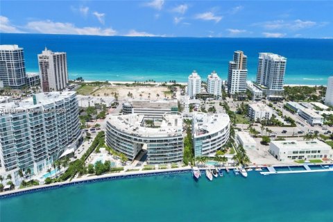 Condo in Miami Beach, Florida, 1 bedroom  № 1938001 - photo 1