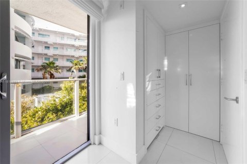 Condo in Miami Beach, Florida, 1 bedroom  № 1938001 - photo 13