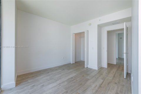 Condo in Miami, Florida, 2 bedrooms  № 2022314 - photo 13