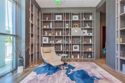 Condo in Miami, Florida, 2 bedrooms  № 2022314 - photo 28