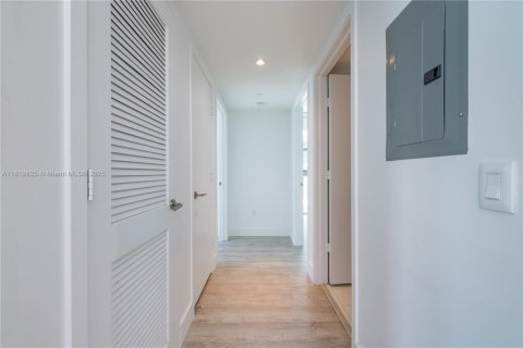 Condo in Miami, Florida, 2 bedrooms  № 2022314 - photo 9