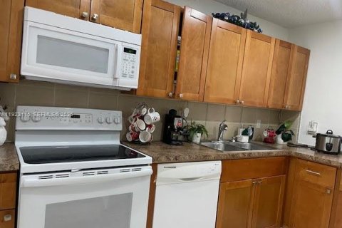 House in Miami Gardens, Florida 2 bedrooms, 103.12 sq.m. № 1982868 - photo 16