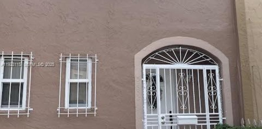 House in Miami Gardens, Florida 2 bedrooms, 103.12 sq.m. № 1982868