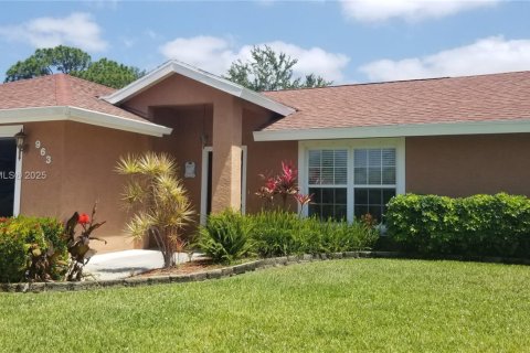 House in Port St. Lucie, Florida 3 bedrooms, 141.68 sq.m. № 1958264 - photo 1