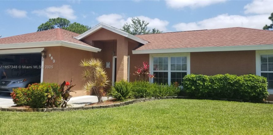House in Port St. Lucie, Florida 3 bedrooms, 141.68 sq.m. № 1958264