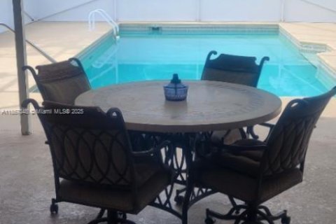 House in Port St. Lucie, Florida 3 bedrooms, 141.68 sq.m. № 1958264 - photo 9