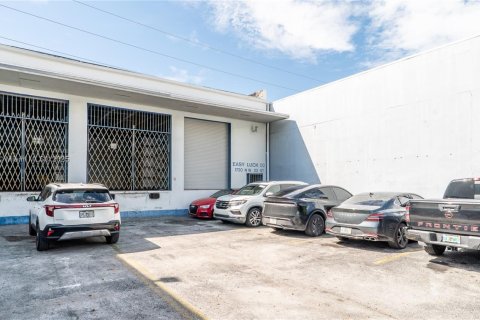 Propiedad comercial en venta en Miami, Florida № 1983369 - foto 4