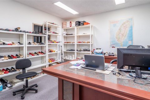 Propiedad comercial en venta en Miami, Florida № 1983369 - foto 19