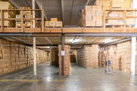 Propiedad comercial en venta en Miami, Florida № 1983369 - foto 14