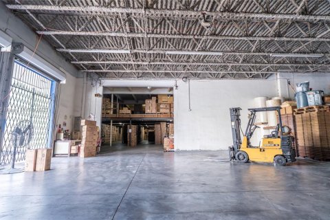 Propiedad comercial en venta en Miami, Florida № 1983369 - foto 12