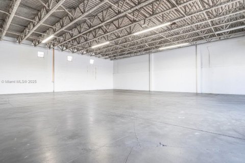 Propiedad comercial en venta en Miami, Florida № 1983369 - foto 5