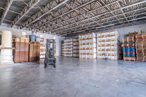 Propiedad comercial en venta en Miami, Florida № 1983369 - foto 13