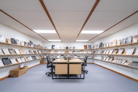 Propiedad comercial en venta en Miami, Florida № 1983369 - foto 11