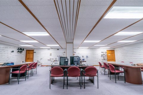 Propiedad comercial en venta en Miami, Florida № 1983369 - foto 16