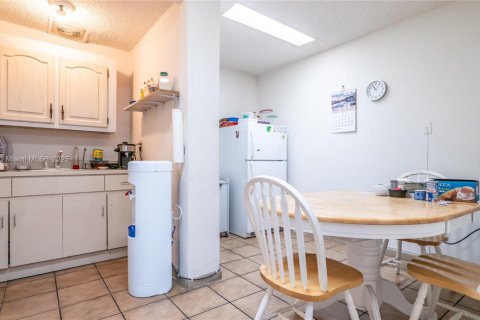 Propiedad comercial en venta en Miami, Florida № 1983369 - foto 17