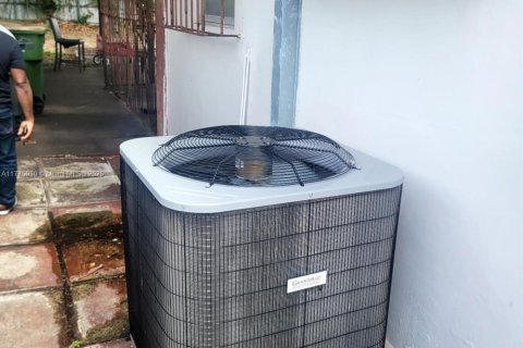 Villa ou maison à vendre à North Miami, Floride: 5 chambres, 213.68 m2 № 1957461 - photo 2