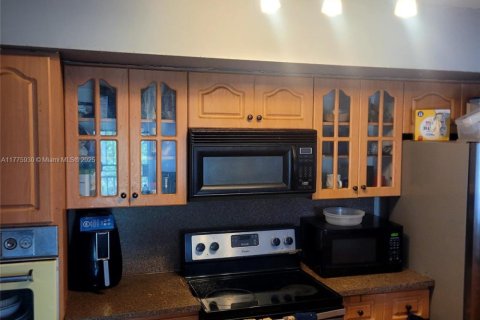 Villa ou maison à vendre à North Miami, Floride: 5 chambres, 213.68 m2 № 1957461 - photo 9