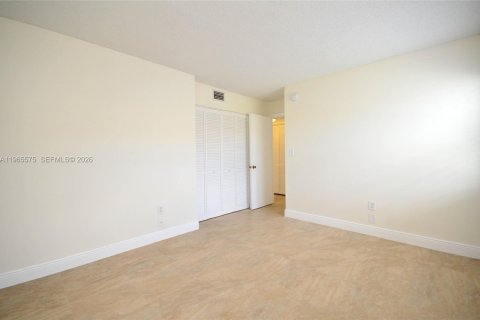 Villa ou maison à louer à Miami, Floride: 3 chambres, 121.14 m2 № 2027149 - photo 15