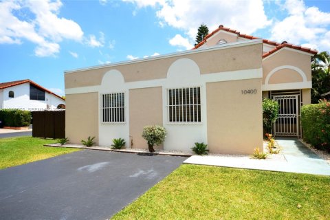 Villa ou maison à louer à Miami, Floride: 3 chambres, 121.14 m2 № 2027149 - photo 2