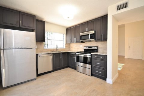 Villa ou maison à louer à Miami, Floride: 3 chambres, 121.14 m2 № 2027149 - photo 3