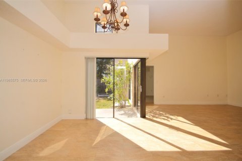 Villa ou maison à louer à Miami, Floride: 3 chambres, 121.14 m2 № 2027149 - photo 9