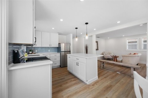 House in Saint Petersburg, Florida 3 bedrooms, 102.56 sq.m. № 2314931 - photo 10