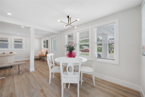 House in Saint Petersburg, Florida 3 bedrooms, 102.56 sq.m. № 2314931 - photo 14