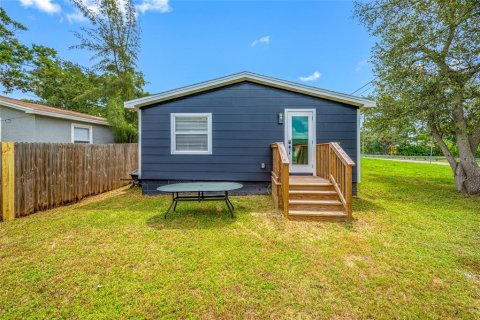 House in Saint Petersburg, Florida 3 bedrooms, 102.56 sq.m. № 2314931 - photo 27