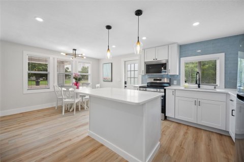 House in Saint Petersburg, Florida 3 bedrooms, 102.56 sq.m. № 2314931 - photo 6