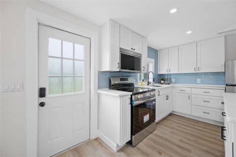 House in Saint Petersburg, Florida 3 bedrooms, 102.56 sq.m. № 2314931 - photo 9