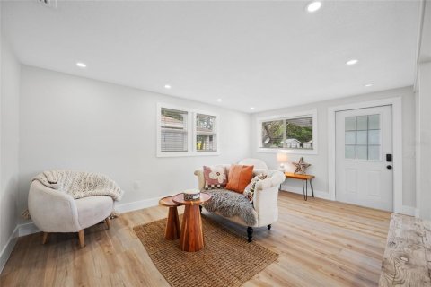 House in Saint Petersburg, Florida 3 bedrooms, 102.56 sq.m. № 2314931 - photo 3