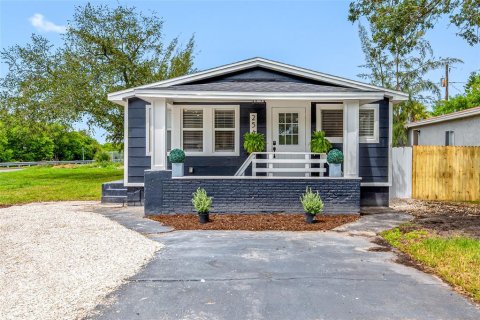 House in Saint Petersburg, Florida 3 bedrooms, 102.56 sq.m. № 2314931
