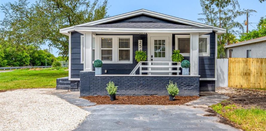 House in Saint Petersburg, Florida 3 bedrooms, 102.56 sq.m. № 2314931