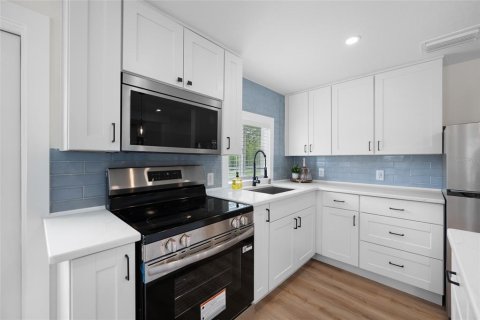 House in Saint Petersburg, Florida 3 bedrooms, 102.56 sq.m. № 2314931 - photo 8