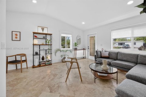 House in Miami, Florida 3 bedrooms, 126.35 sq.m. № 1992611 - photo 5