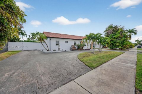 House in Miami, Florida 3 bedrooms, 126.35 sq.m. № 1992611 - photo 3